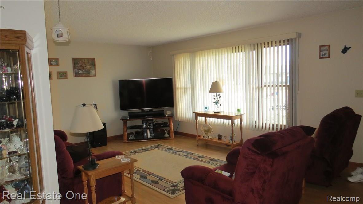 30550 Fort Road Rockwood, MI 48173 - Photo 7 of 31 Liv rm
