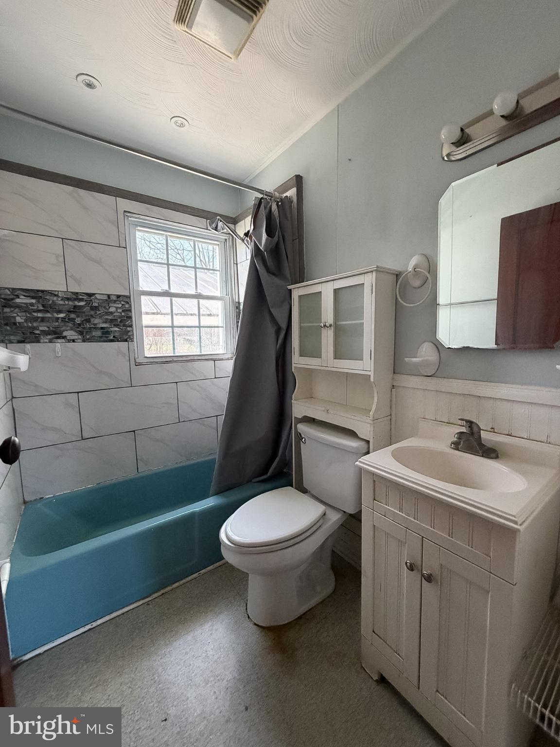 2929 Packer Street Winchester, VA 22601 - Photo 13 of 38 a bathroom with a toilet a sink and bathtub