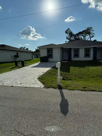a view of a house with a yard