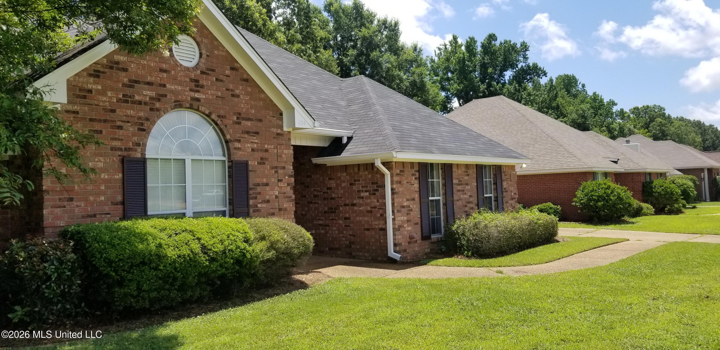 124 Hunters Row Madison, MS 39110 - Photo 3 of 41 20190607_122837