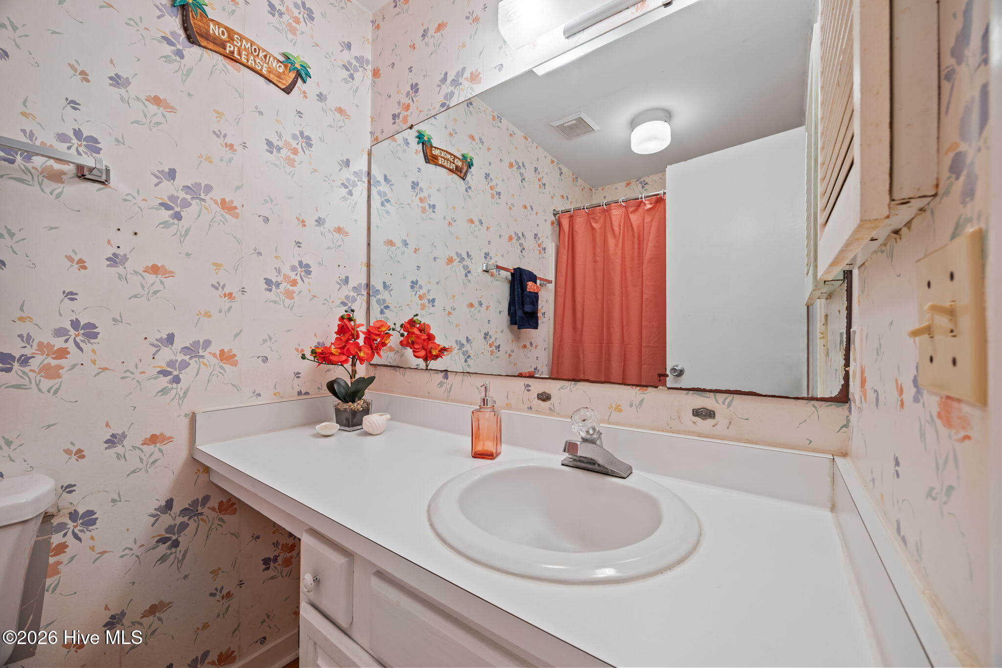 9100 Reed Drive, Unit 1108 Emerald Isle, NC 28594 - Photo 20 of 55 Primary En-Suite Bathroom