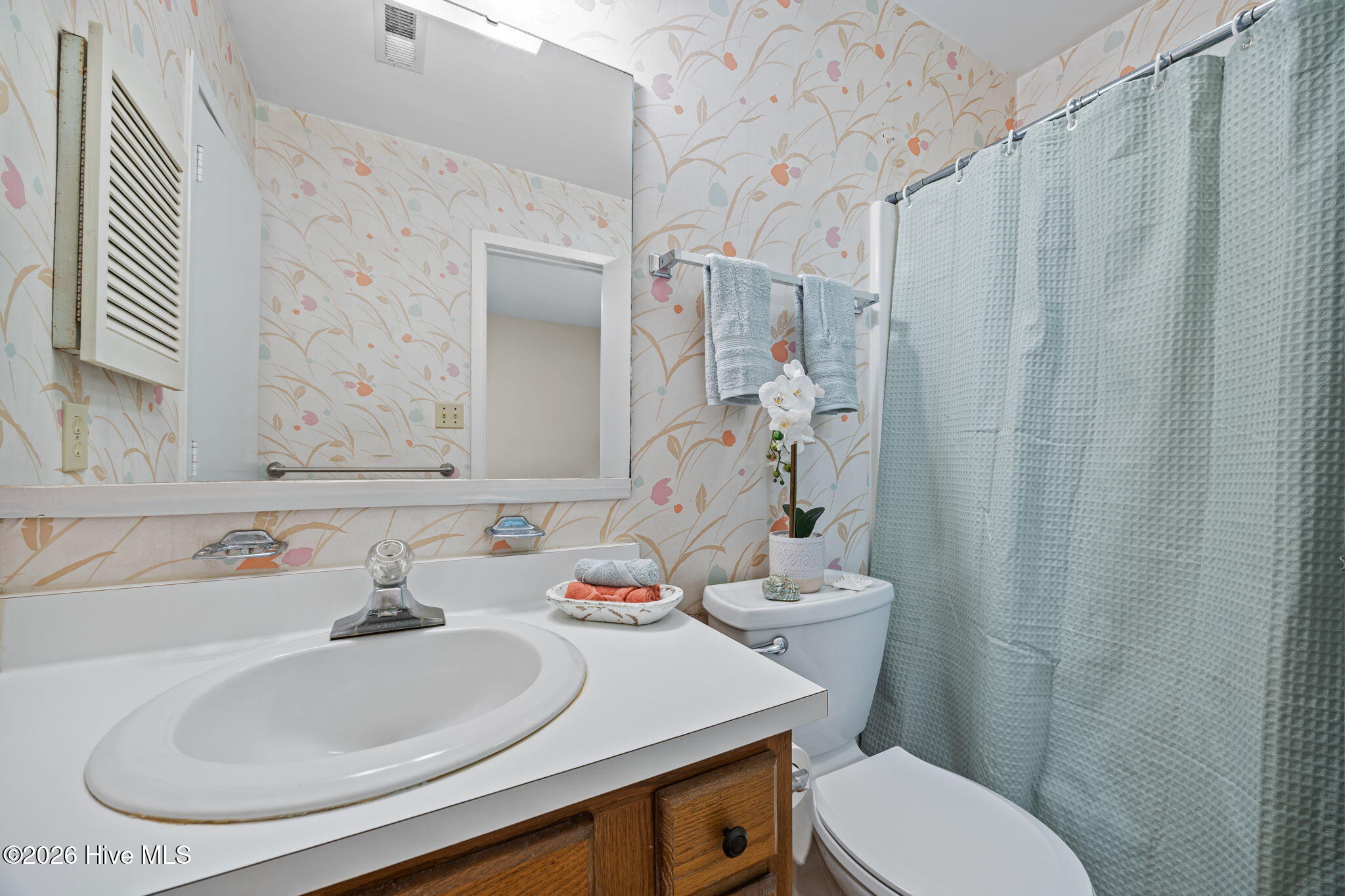 9100 Reed Drive, Unit 1108 Emerald Isle, NC 28594 - Photo 24 of 55 En-Suite Bathroom 2
