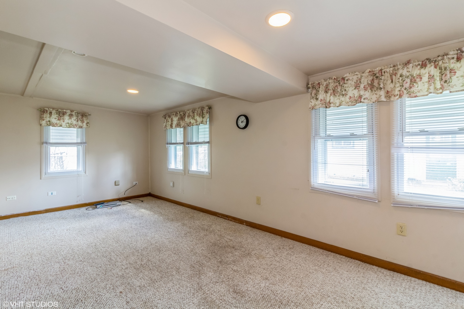 805 Cypress Lane Joliet, IL 60435 - Photo 4 of 10 a view of an empty room with a window