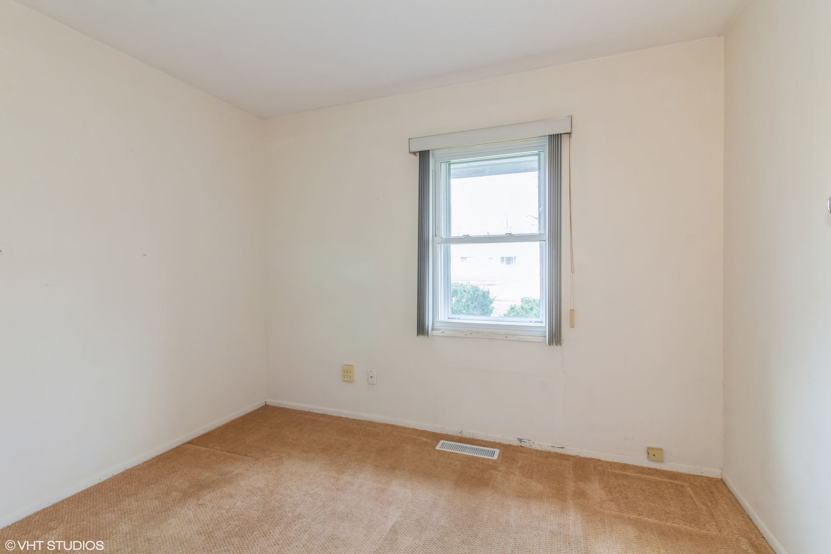 805 Cypress Lane Joliet, IL 60435 - Photo 5 of 10 an empty room with a window
