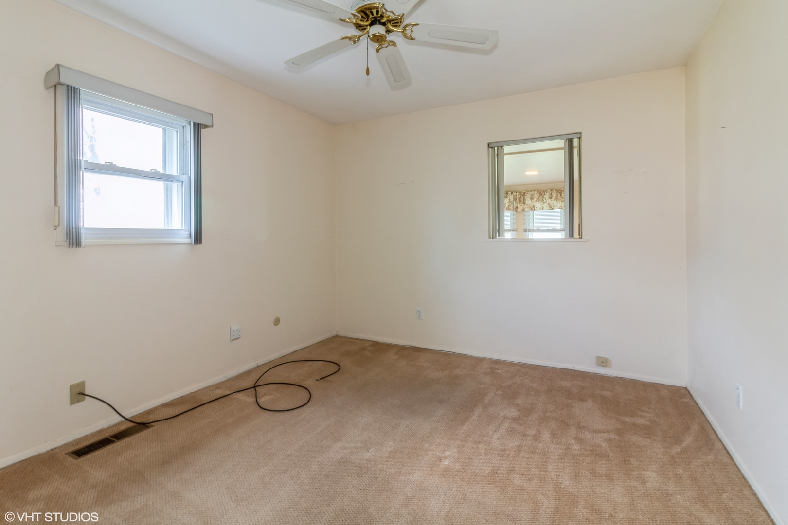 805 Cypress Lane Joliet, IL 60435 - Photo 7 of 10 an empty room with windows and closet
