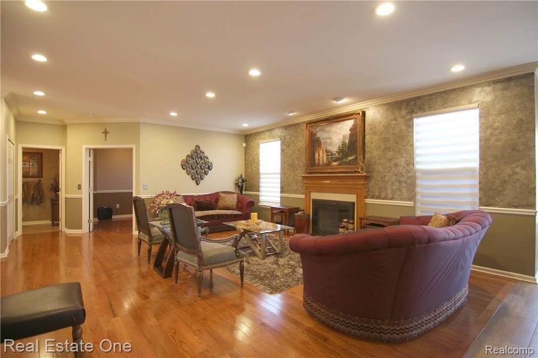 3046 Penn Court Rochester, MI 48307 - Photo 5 of 38 Penn Ct Great Room.jpg