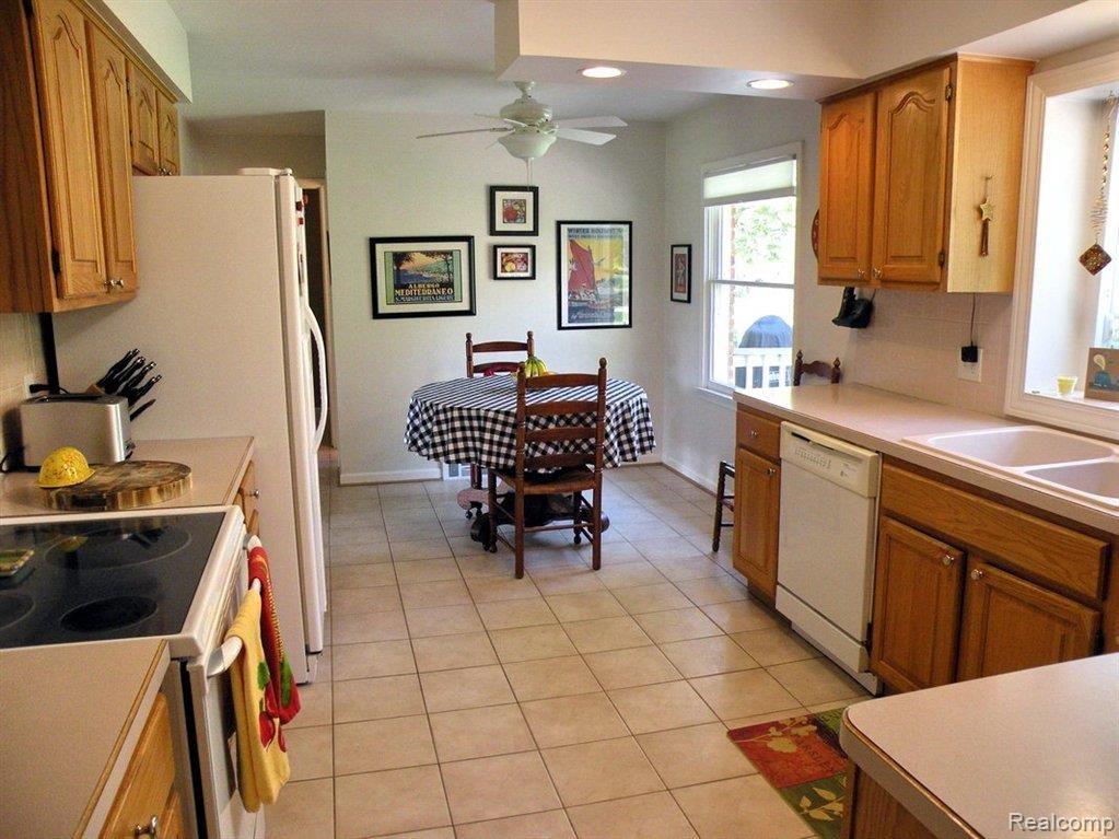 1639 Kingsmere Circle Rochester, MI 48309 - Photo 6 of 24 Kitchen