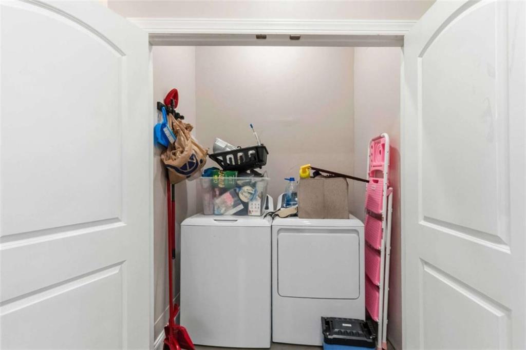 949 East Solomon Street Griffin, GA 30223 - Photo 16 of 26 a utility room with dryer and washer