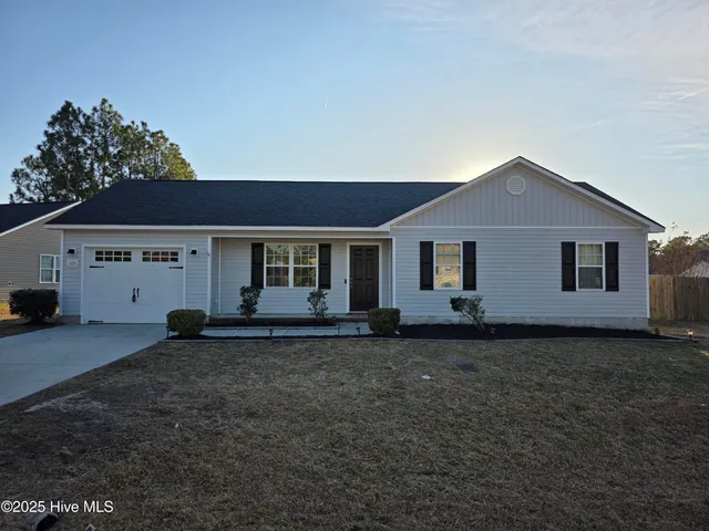 $1,600 | 105 Marina Leigh Drive, Hubert, NC 28539