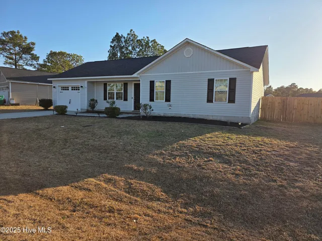 $1,600 | 105 Marina Leigh Drive, Hubert, NC 28539