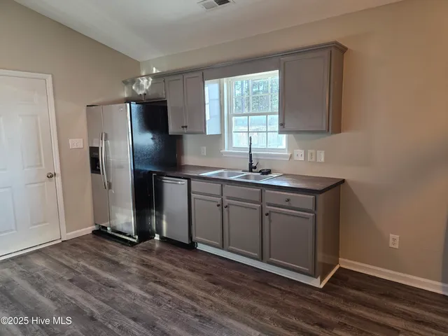 $1,600 | 105 Marina Leigh Drive, Hubert, NC 28539