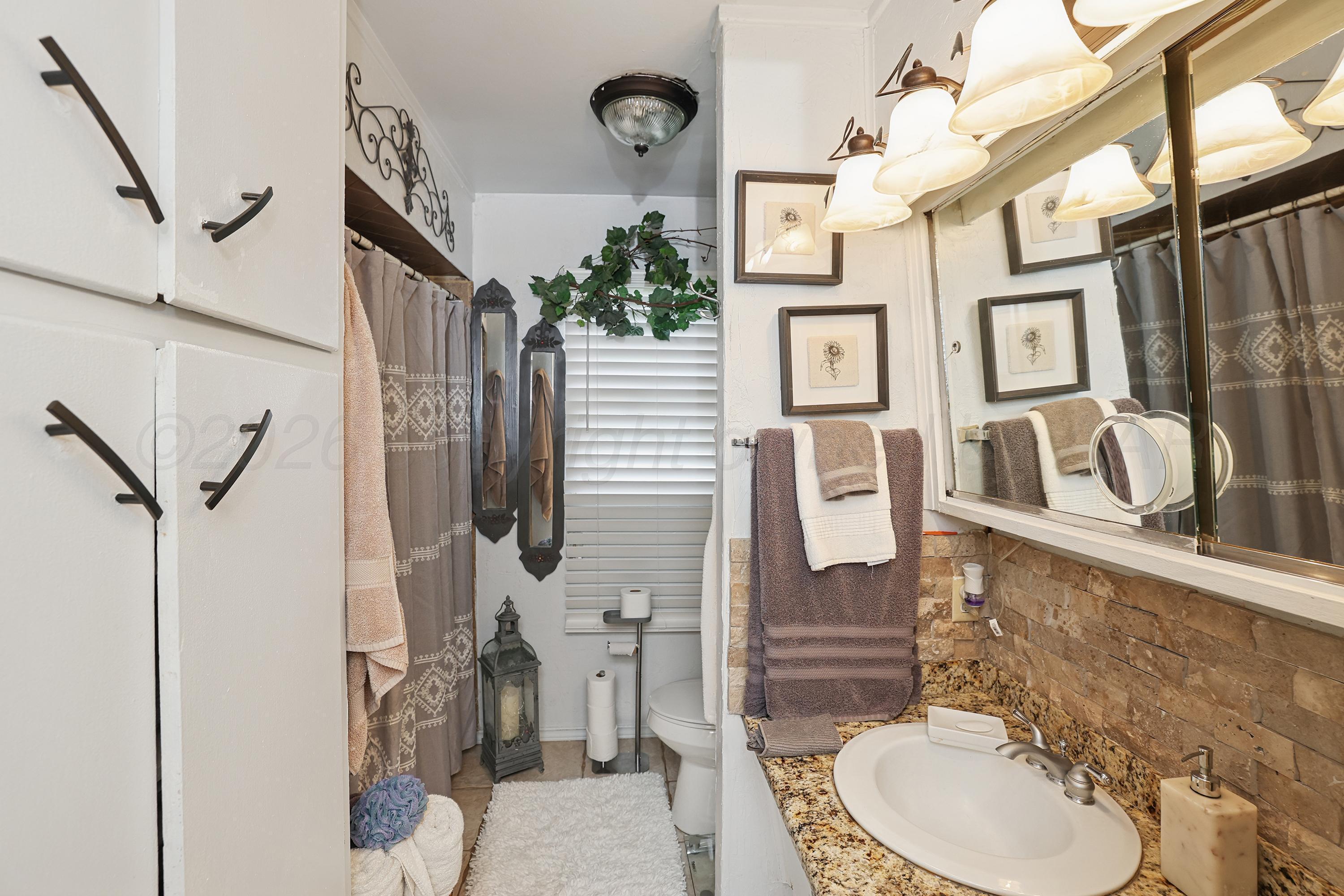 5012 South Crockett Street Amarillo, TX 79110 - Photo 18 of 26 19-Bathroom