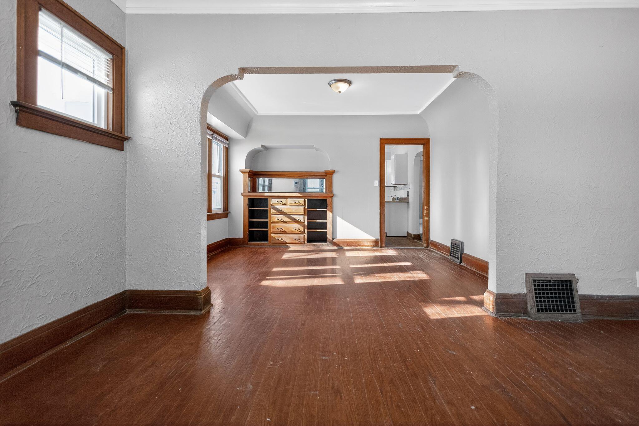 5331 North 37th Street Milwaukee, WI 53209 - Photo 10 of 35 13_5331_N_37th_St_Milwaukee_WI_53209-Liv