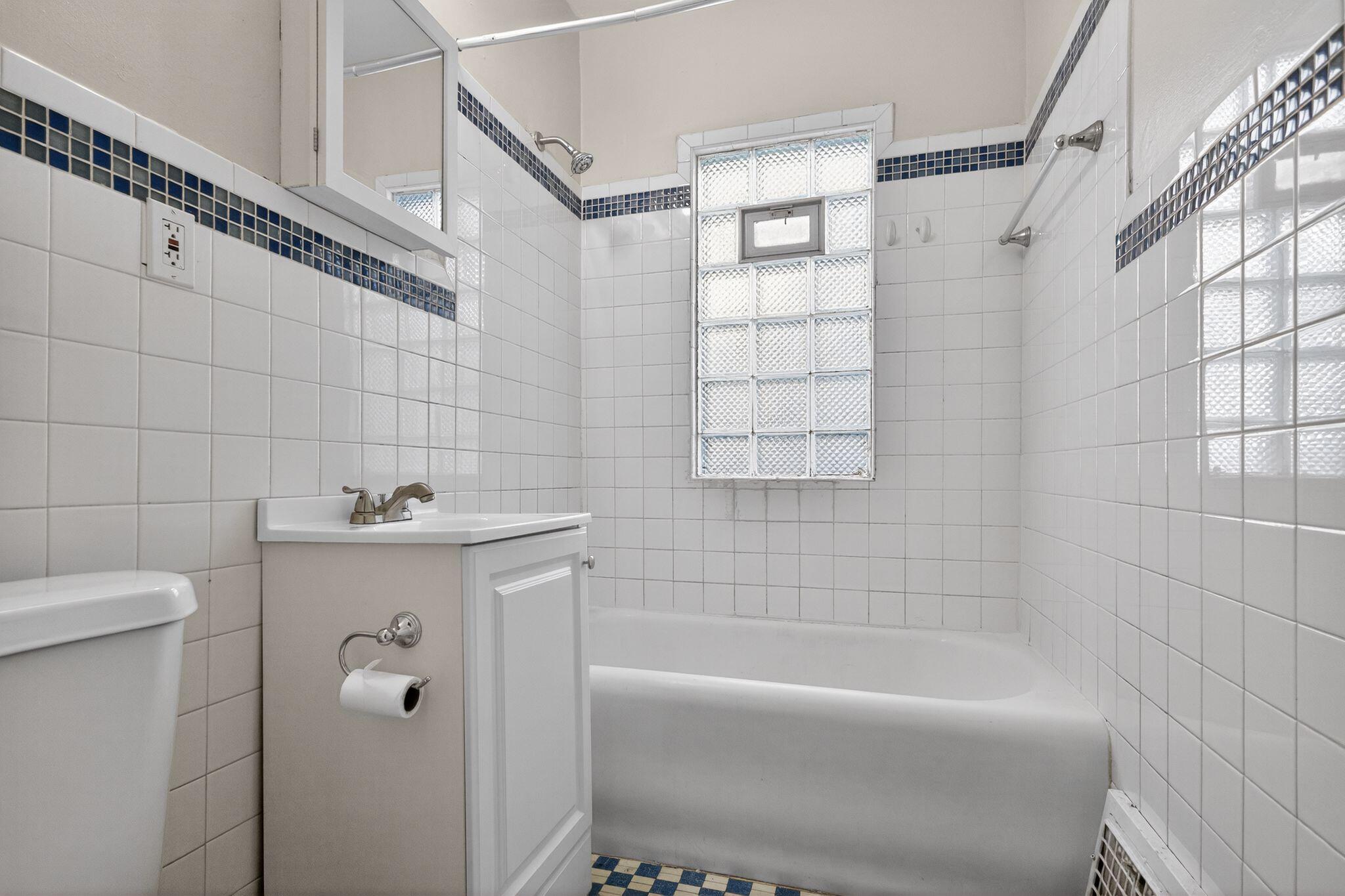 5331 North 37th Street Milwaukee, WI 53209 - Photo 18 of 35 18_5331_N_37th_St_Milwaukee_WI_53209-Bat