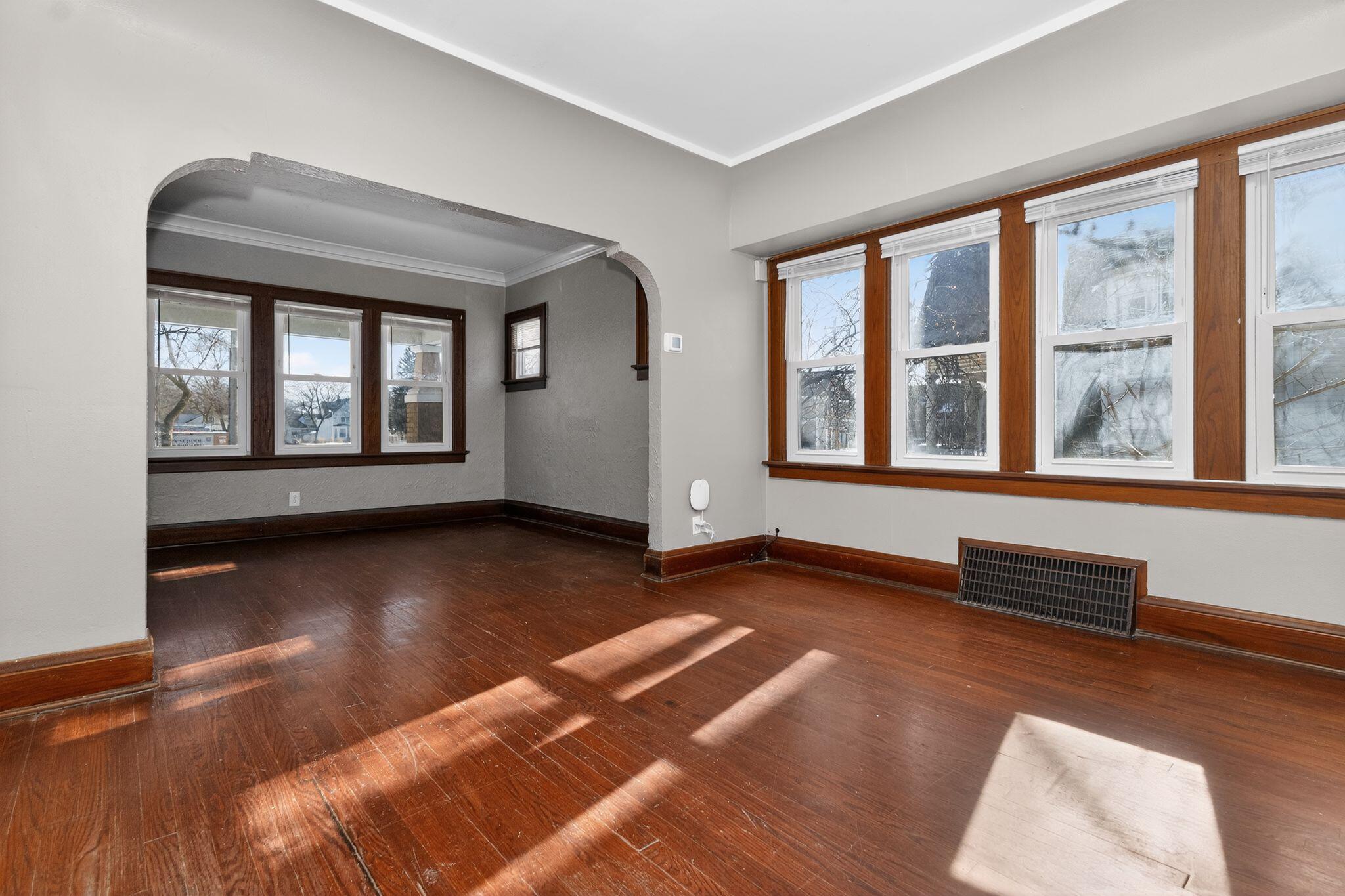 5331 North 37th Street Milwaukee, WI 53209 - Photo 5 of 35 06_5331_N_37th_St_Milwaukee_WI_53209-Liv