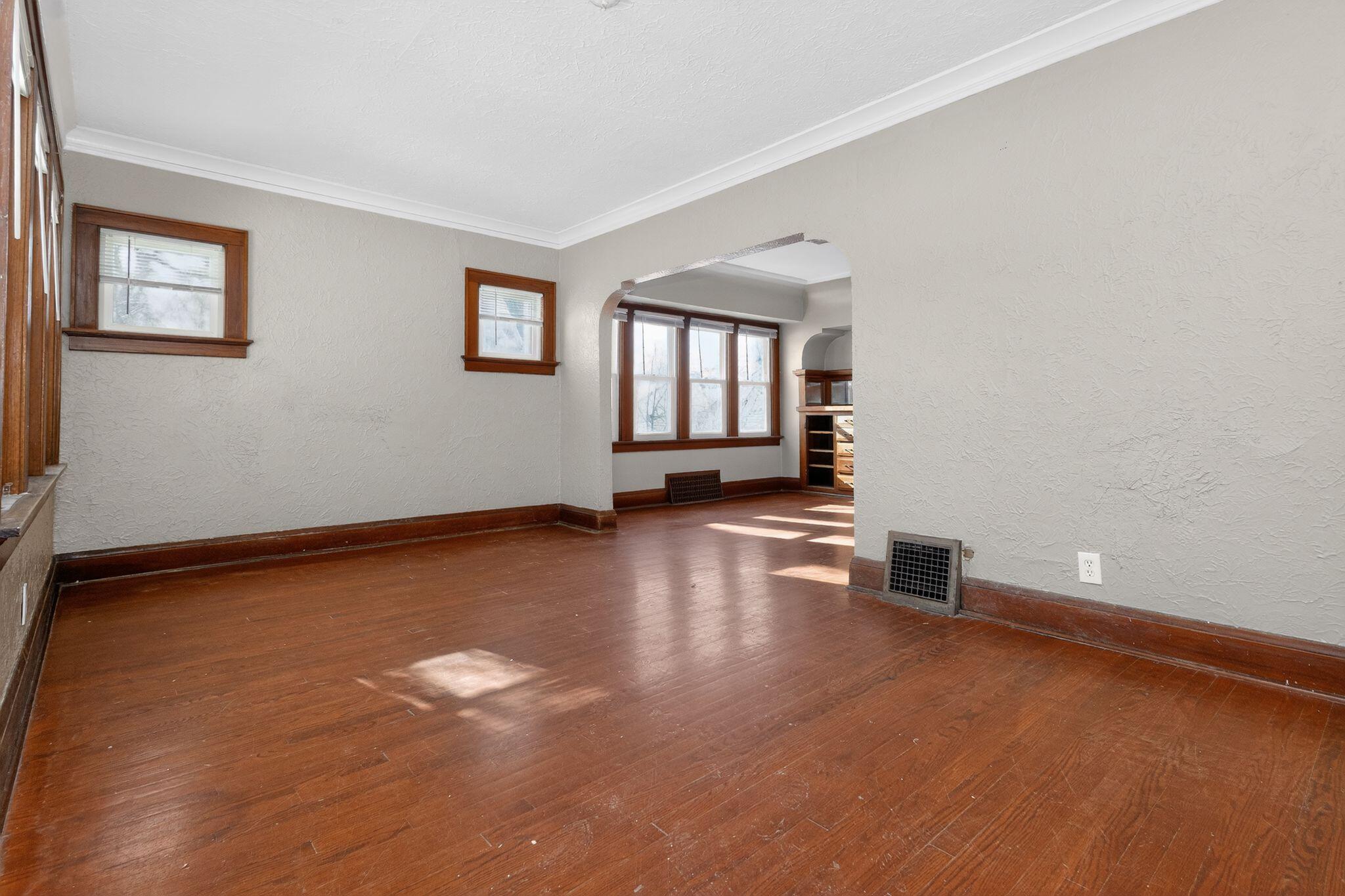 5331 North 37th Street Milwaukee, WI 53209 - Photo 6 of 35 07_5331_N_37th_St_Milwaukee_WI_53209-Liv