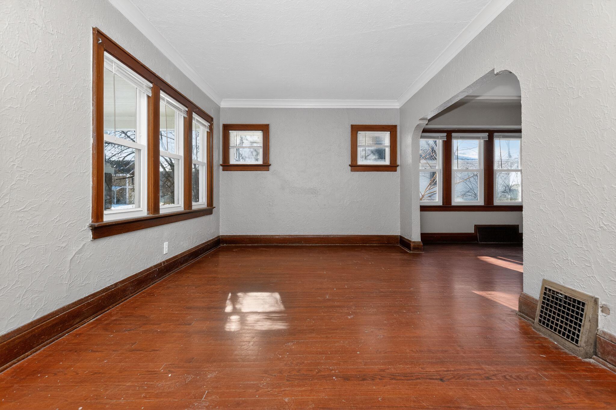 5331 North 37th Street Milwaukee, WI 53209 - Photo 7 of 35 09_5331_N_37th_St_Milwaukee_WI_53209-Liv