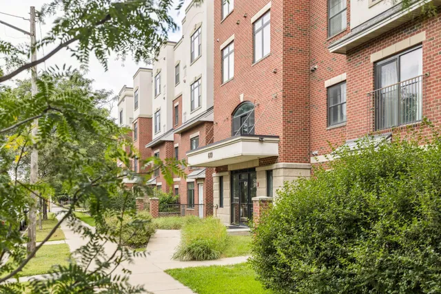 $284,900 | 619 Southeast 8th Street, Unit 208, Minneapolis, MN 55414