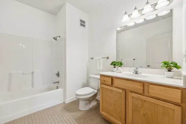 $284,900 | 619 Southeast 8th Street, Unit 208, Minneapolis, MN 55414