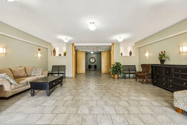 $284,900 | 619 Southeast 8th Street, Unit 208, Minneapolis, MN 55414