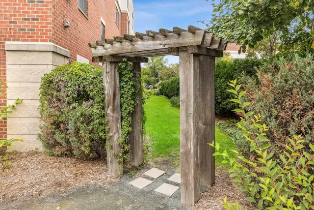 $284,900 | 619 Southeast 8th Street, Unit 208, Minneapolis, MN 55414