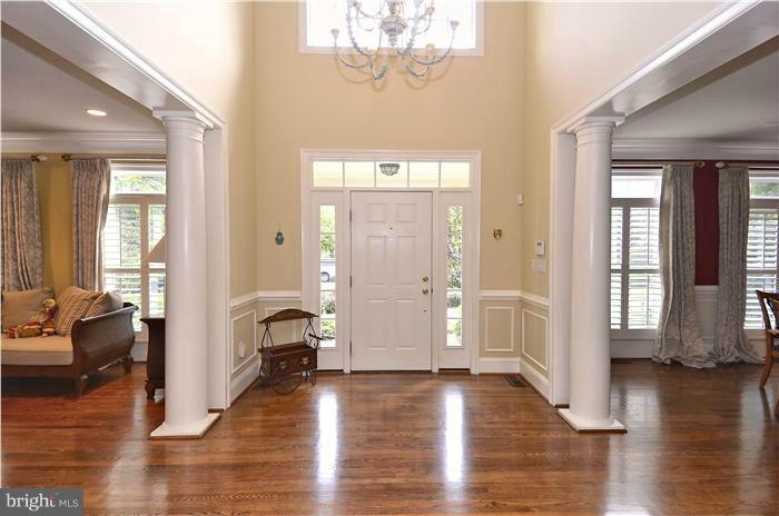 7735 Greentree Road Bethesda, MD 20817 - Photo 3 of 30 2 story foyer