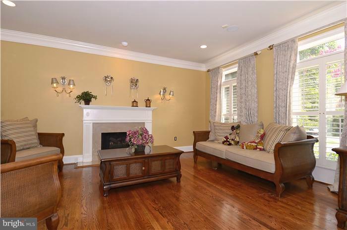 7735 Greentree Road Bethesda, MD 20817 - Photo 7 of 30 Living Room