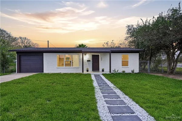a view of a yard in front of a house
