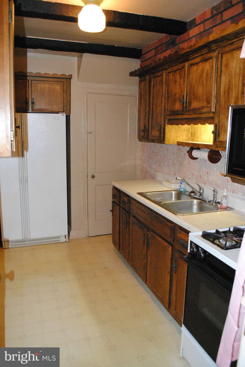 137 Riverthorn Road Baltimore, MD 21220 - Photo 16 of 30 Kitchen