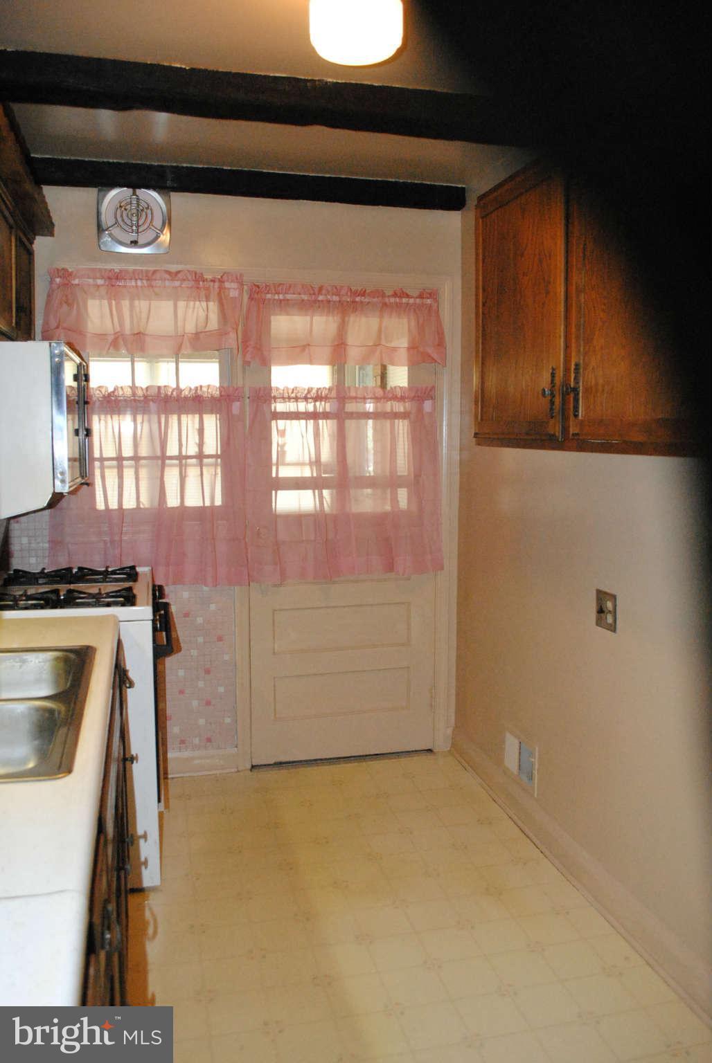 137 Riverthorn Road Baltimore, MD 21220 - Photo 17 of 30 Kitchen