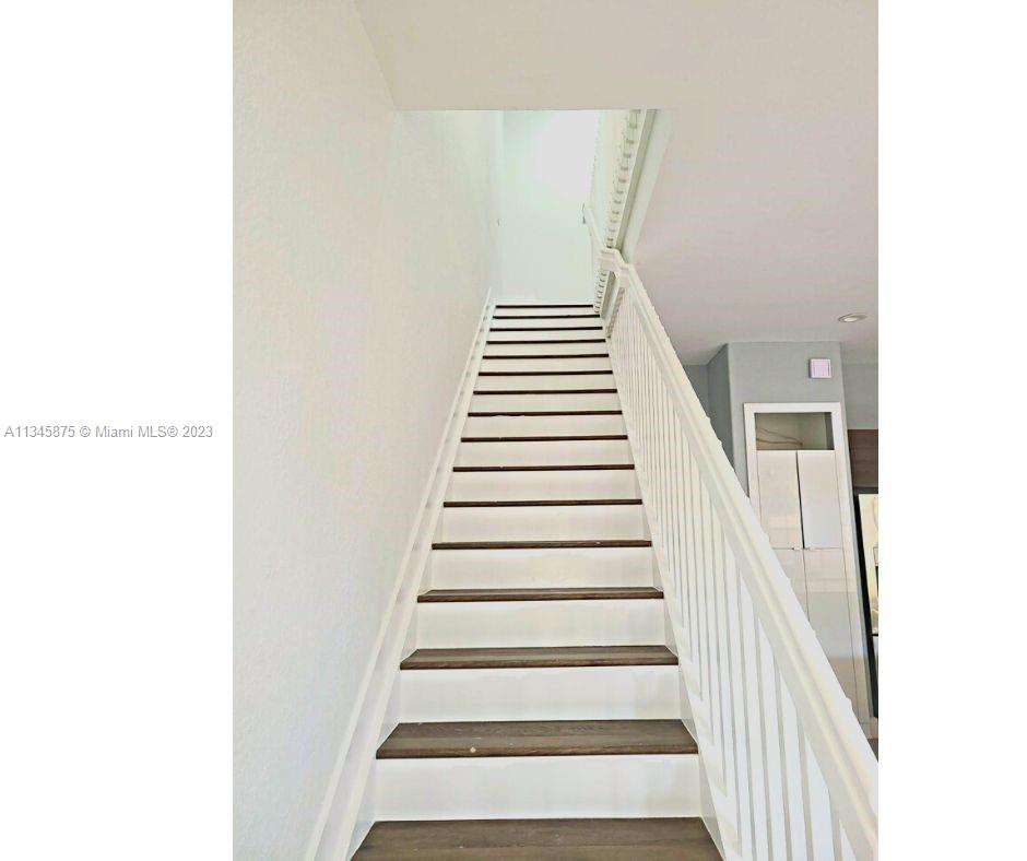 Cobblestone Pembroke Pines, FL 33027 - Photo 5 of 17 a view of entryway