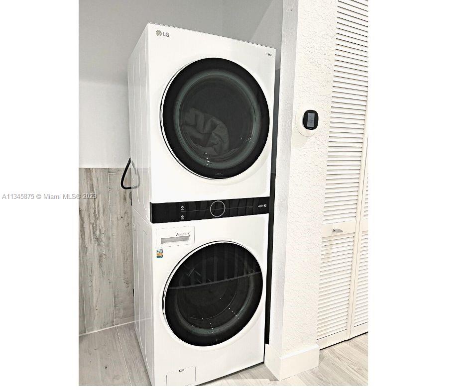 Cobblestone Pembroke Pines, FL 33027 - Photo 7 of 17 a utility room with dryer and washer