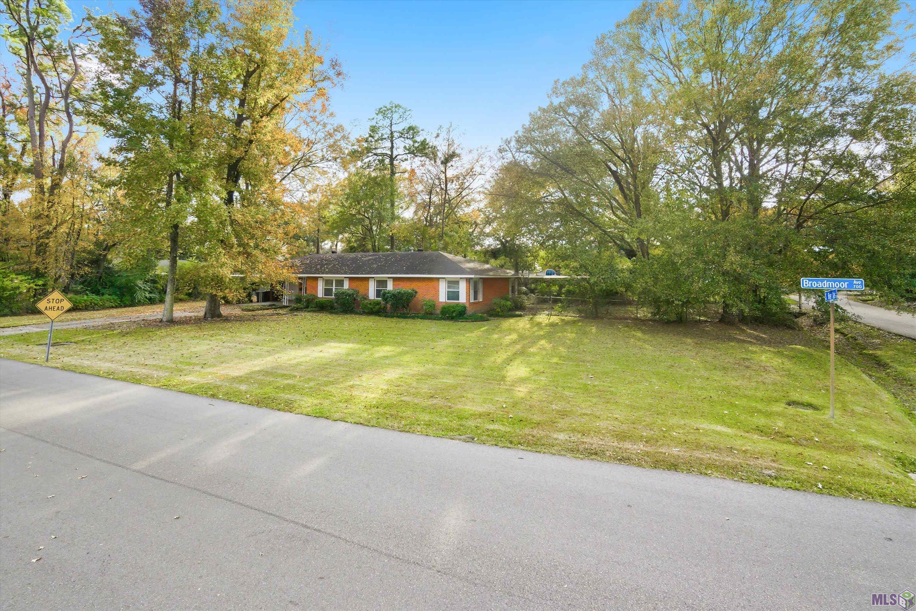710 Broadmoor Avenue Baton Rouge, LA 70815 - Photo 2 of 15 GORGEOUS CORNER LOT!!
