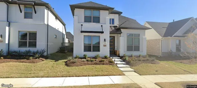 a view of a house with yard