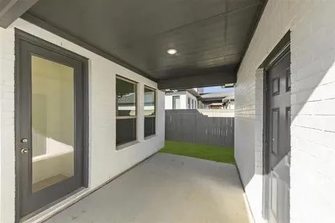 a view of yard with green space