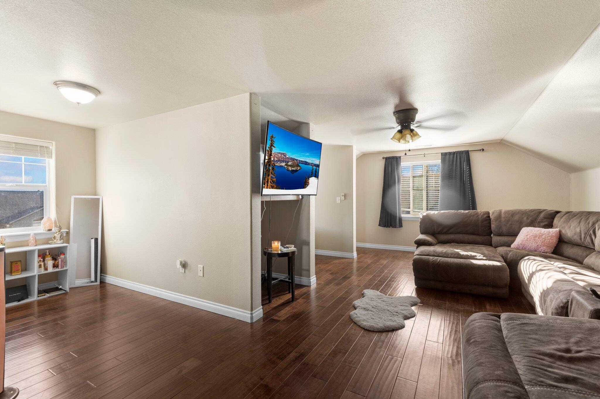878 Ridgeview Drive Eagle Point, OR 97524 - Photo 19 of 39 a living room with furniture and wooden floor