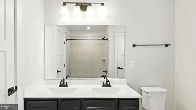 an empty room with window and pillar in it