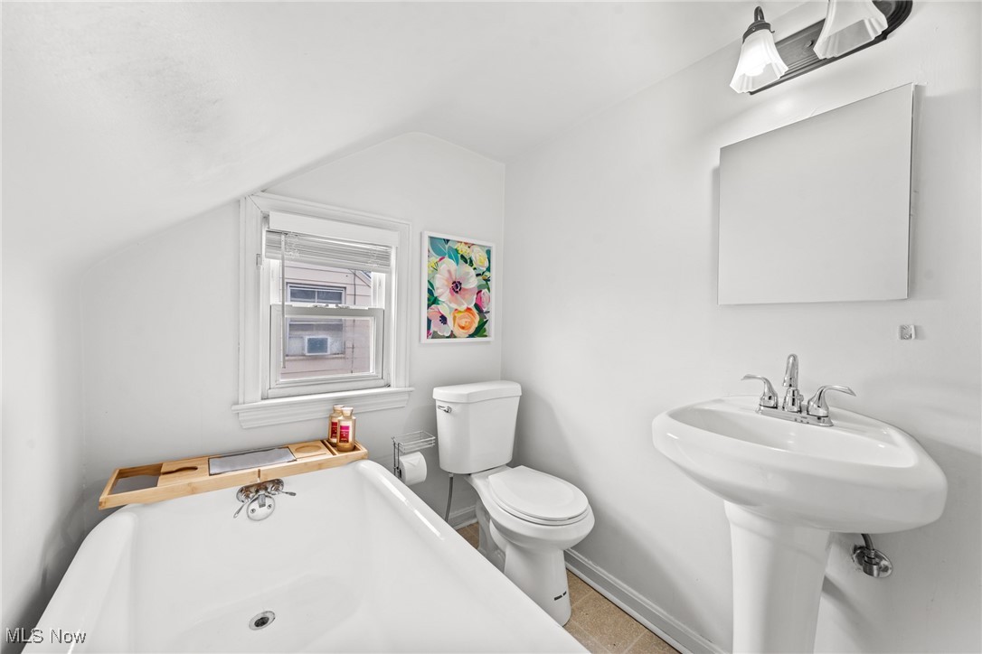 2323 Saybrook Road Cleveland, OH 44118 - Photo 31 of 42 Full bath with a bath, a sink, toilet, vaulted ceiling, and baseboards