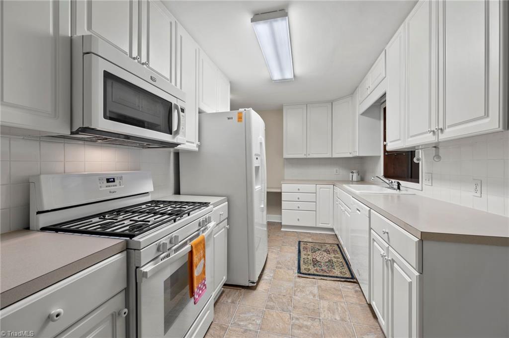 1127 Pinebluff Road Winston-Salem, NC 27103 - Photo 7 of 24 The kitchen