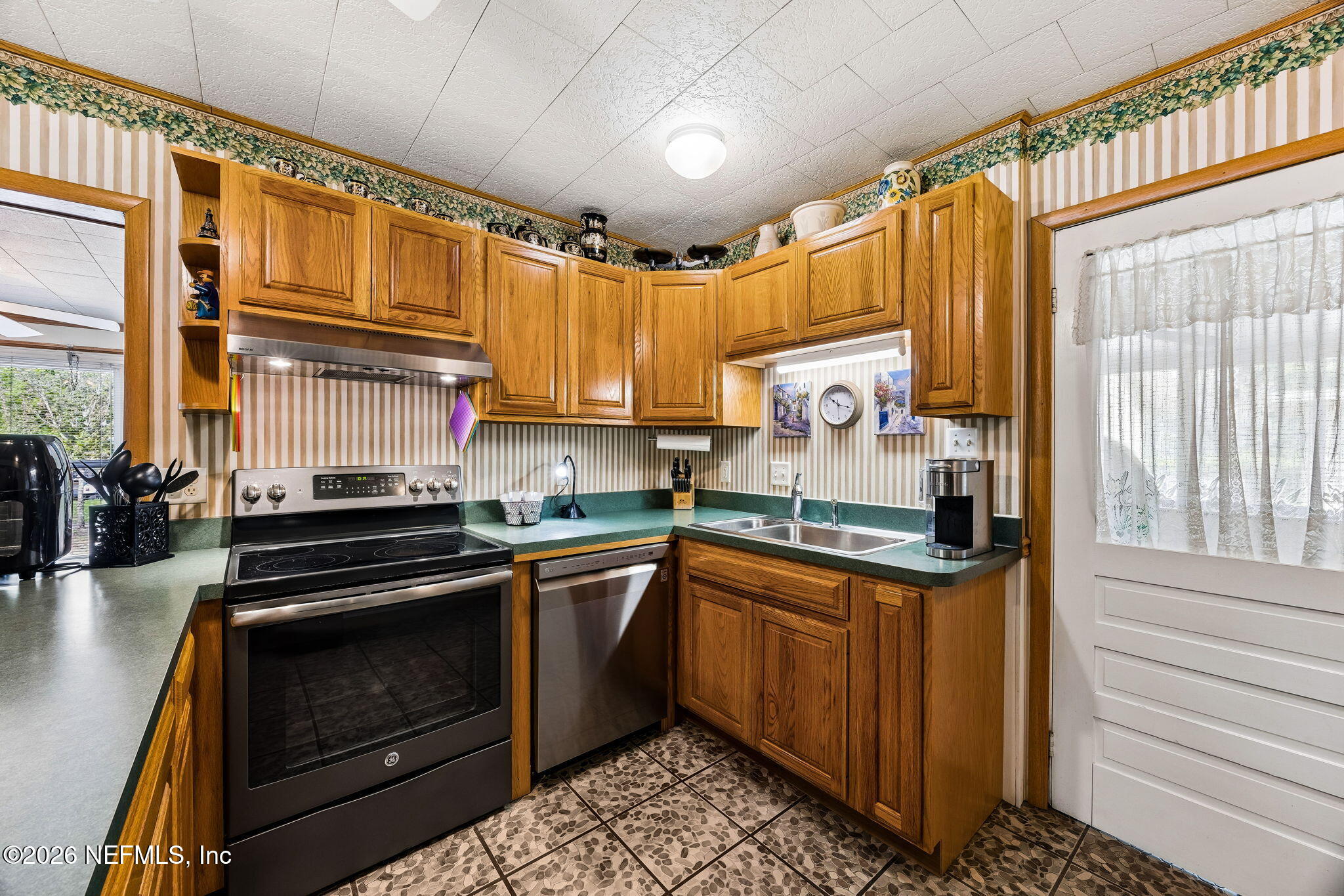 110 Shaffer Avenue Crescent City, FL 32112 - Photo 8 of 44 a kitchen with stainless steel appliances granite countertop a stove and a sink