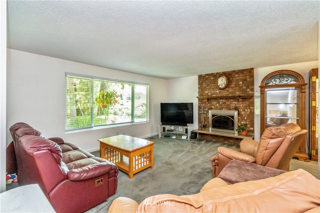 6218 Robe Menzel Road Granite Falls, WA 98252 - Photo 23 of 37 a living room with furniture a fireplace and a flat screen tv
