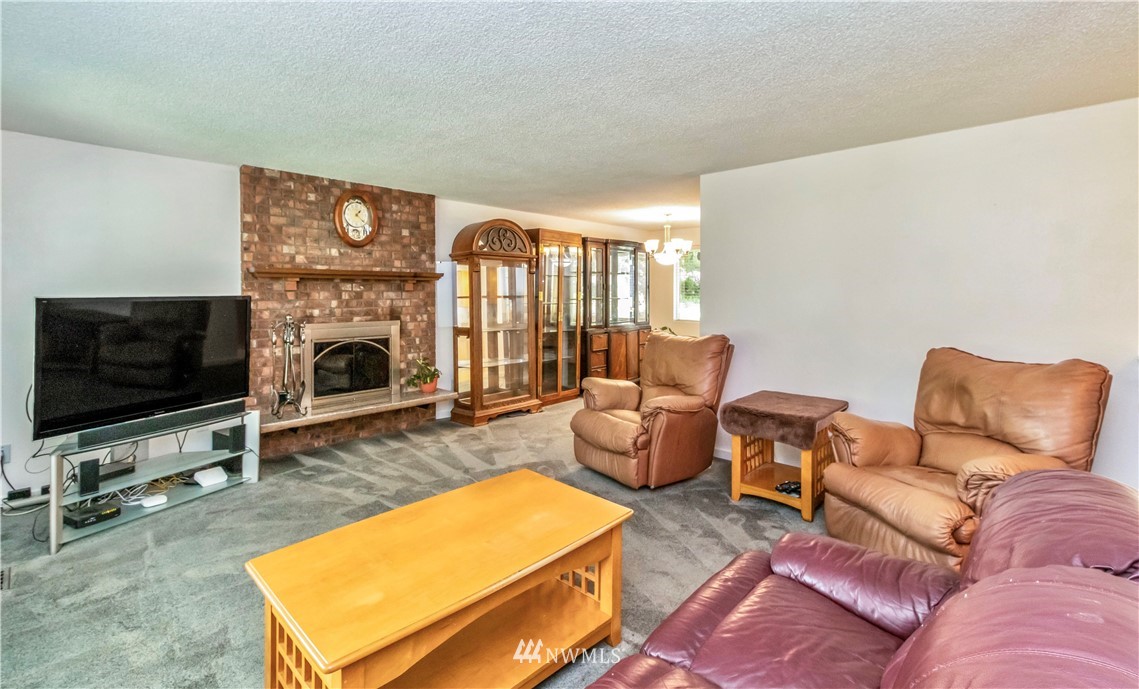6218 Robe Menzel Road Granite Falls, WA 98252 - Photo 24 of 37 a living room with furniture flat screen tv and a fireplace
