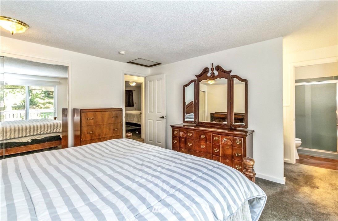 6218 Robe Menzel Road Granite Falls, WA 98252 - Photo 25 of 37 a bedroom with a bed and a large mirror on the dresser