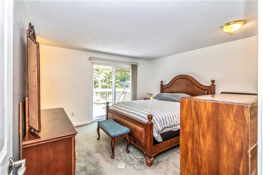 6218 Robe Menzel Road Granite Falls, WA 98252 - Photo 27 of 37 a bedroom with a bed and window