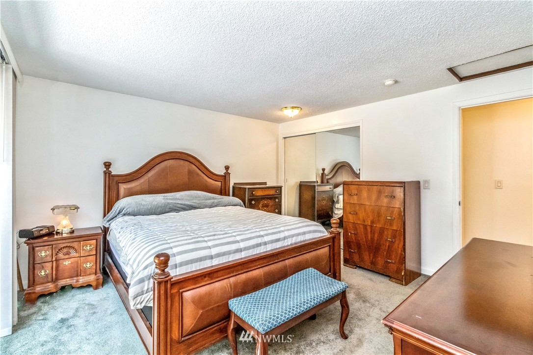 6218 Robe Menzel Road Granite Falls, WA 98252 - Photo 28 of 37 a bedroom with bed and window