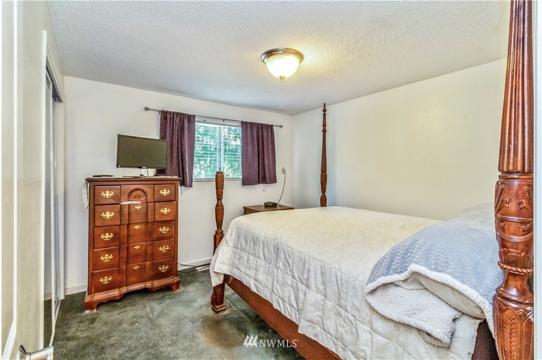 6218 Robe Menzel Road Granite Falls, WA 98252 - Photo 32 of 37 a bedroom with a bed and a tv on the dresser