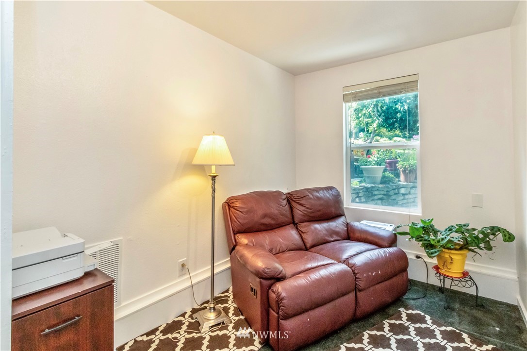 6218 Robe Menzel Road Granite Falls, WA 98252 - Photo 33 of 37 a living room with furniture and a window