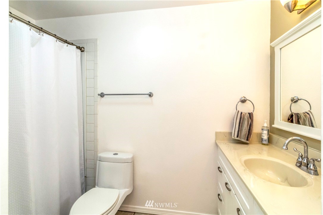 6218 Robe Menzel Road Granite Falls, WA 98252 - Photo 34 of 37 a bathroom with a sink toilet and shower