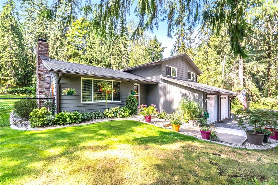6218 Robe Menzel Road Granite Falls, WA 98252 - Photo 5 of 37 a front view of a house with garden