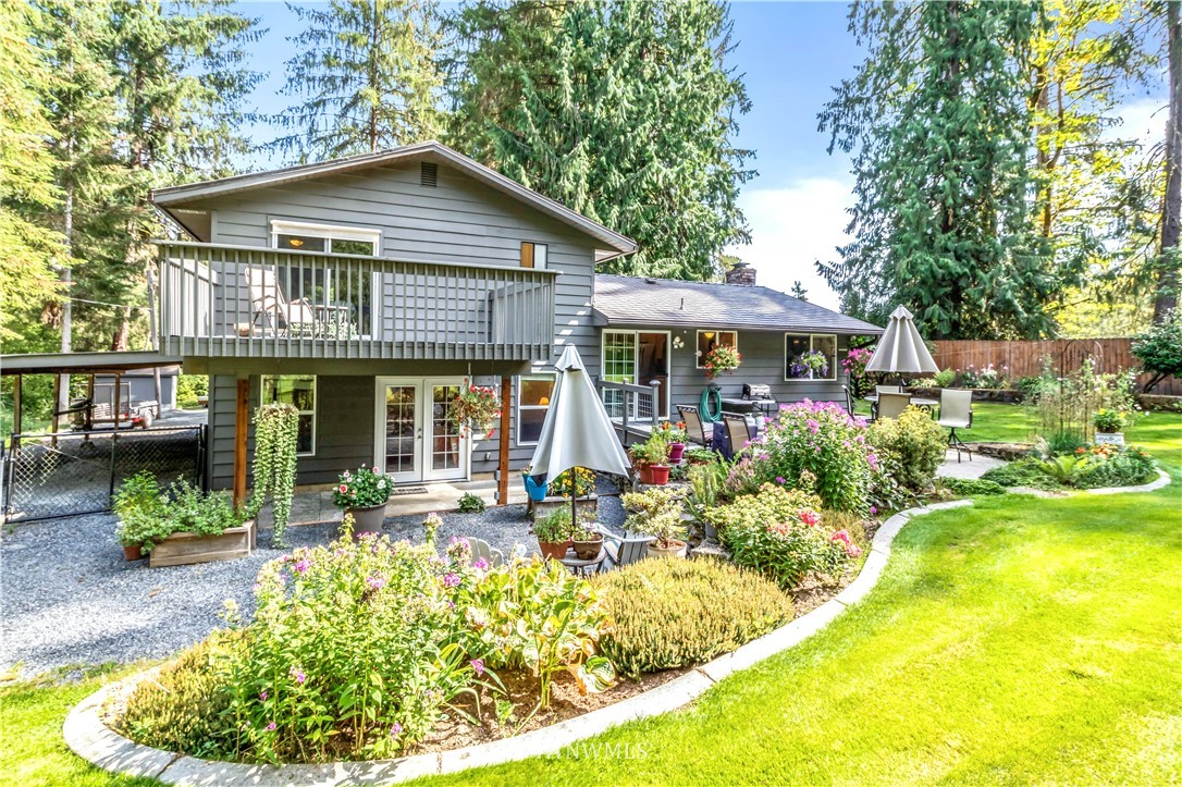 6218 Robe Menzel Road Granite Falls, WA 98252 - Photo 8 of 37 a front view of a residential houses with yard and green space